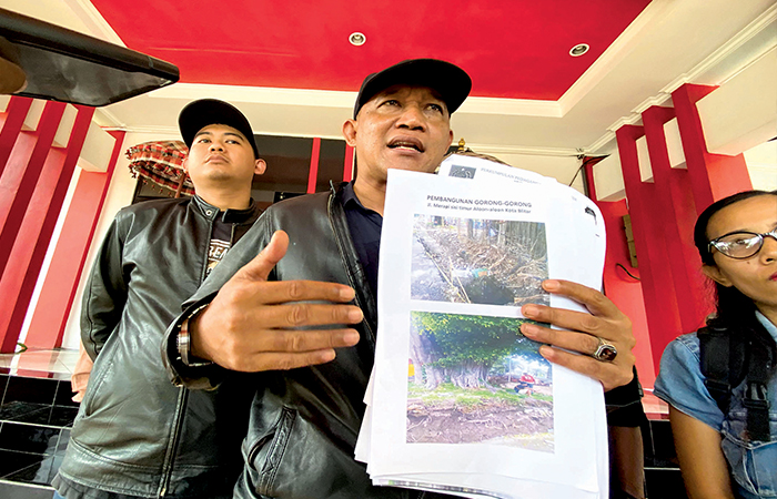 BEBER FAKTA: Penasehat PKL Bumi Proklamator, M. Triyanto menunjukkan data dokumentasi awal pembangunan gorong-gorong Alun-alun Kota Blitar saat audiensi, senin (8/1).