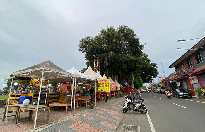 JADI JUJUKAN: Alun-Alun Kota Blitar sebagai salah satu ikon Bumi Bung Karno jadi jujukan wisatawan menikmati suasana sore, Selasa (9/1).