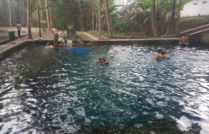 Wisata alam sumber Kandangan Blitar yang asri,alami dan sangat sejuk.