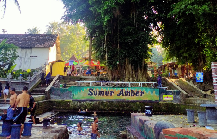 Pemandian dengan air alami di Sumur Amber Blitar  yang sangat segar dan sejuk