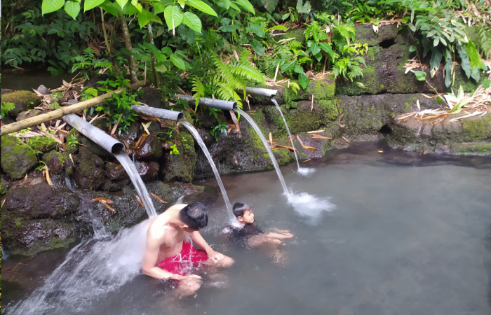 wisata Sumber Dandang Blitar yang punya air warna hijau tosca mempesona.