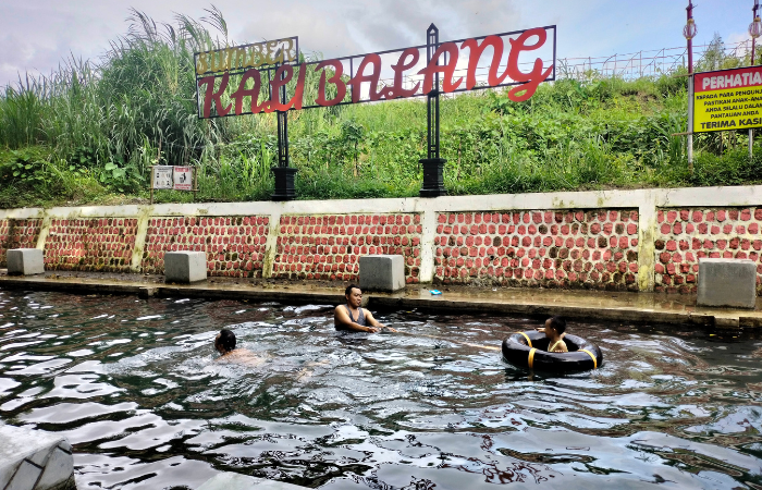 Sumber Kali Mbalang dahulu dikenal dengan nama Sumber Ubalan Blitar,wahana mata air yang segar dan sejuk