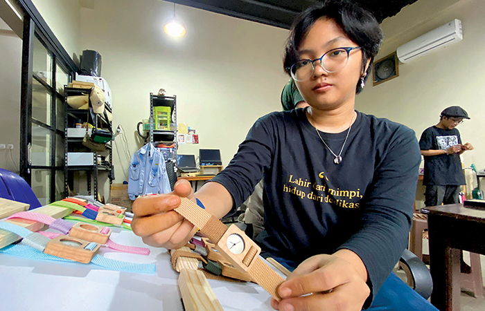 INOVATIF: Ryssa Putri, warga Kelurahan Bendogerit, Kecamatan Sananwetan menunjukkan produk jam tangan kayu bikinannya, Selasa (9/1/2024).