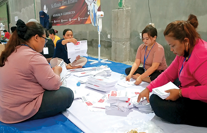 HARUS HATI-HATI: Sekelompok emak-emak ketika menyortir dana melipat surat suara pilpres di gudang KPU Kota Blitar.