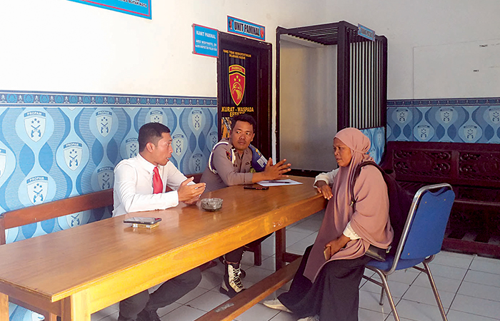 BERJUANG: Sri Fatokah ketika berkonsultasi dengan anggota Satreskrim Polres Blitar Kota beberapa waktu lalu.