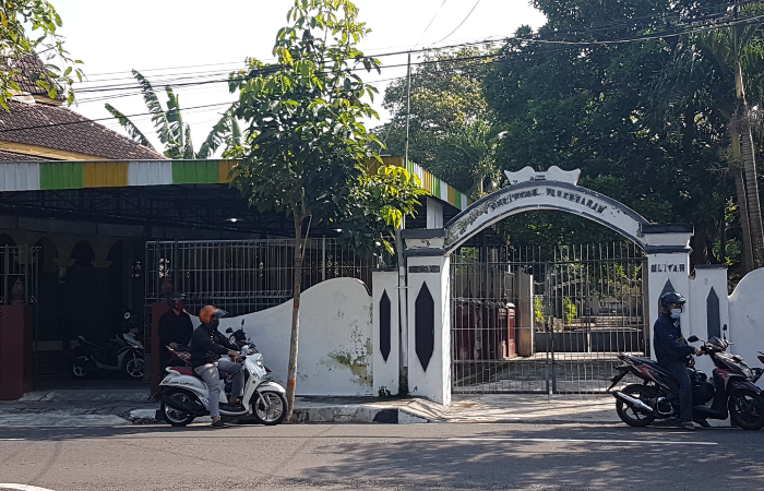 Makam sejarah pangeranan ini terletak di tengah tengah kota blitar.