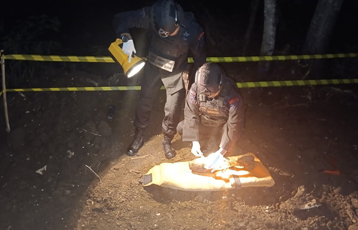 BAHAYA: Tim Subden Jibom Detasemen Gegana Polda Jatim mengidentifikasi dan evakuasi mortar aktif yang ditemukan di kawasan JLS, Desa Tambakrejo, Wonotirto, Selasa (9/1).