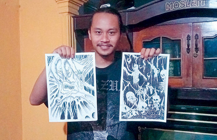 TELITI: Febrian Riski Pradana Putra menujukkan dua karya dark art yang baru diselesaikan di kediamannya.