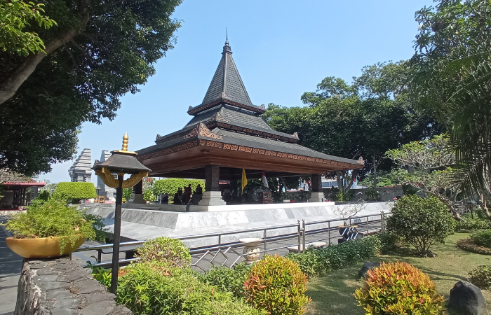 Indahnya Makam Ir.Soekarno Di Kota Blitar