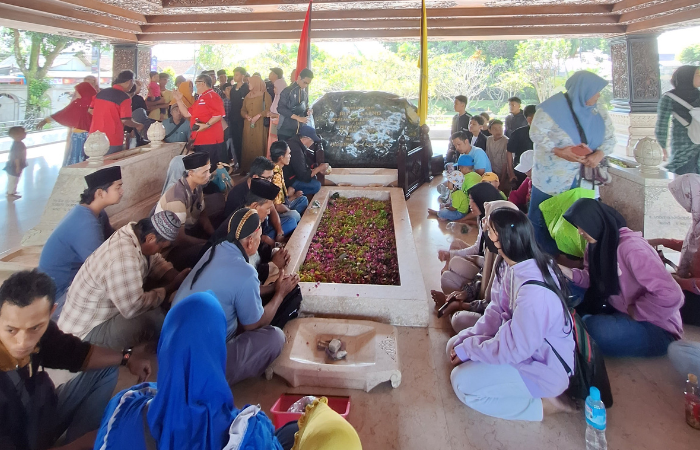 Makam Soekarno Yang Penuh Pengunjung
