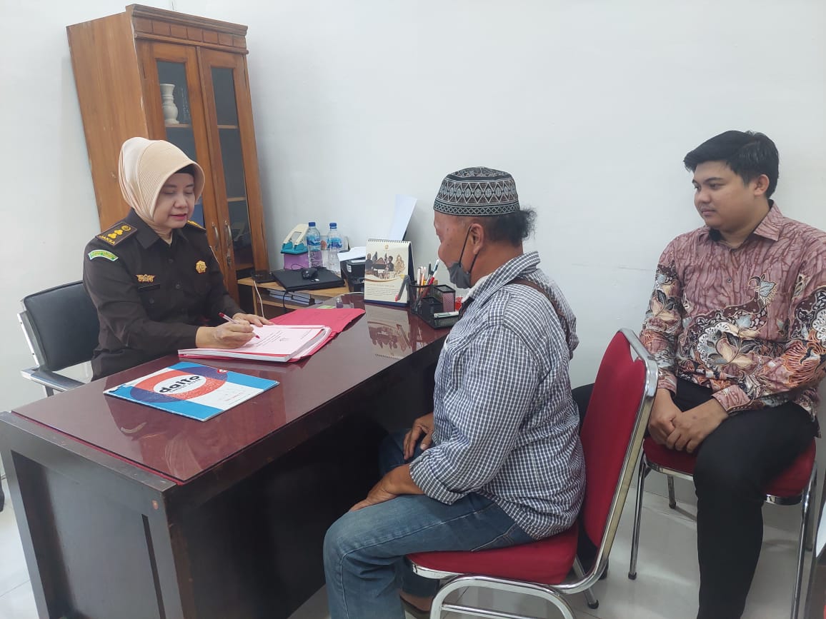 BERBAHAYA: Penyidik Kejaksaan Negeri Blitar memeriksa tersangka pengedar jamu ilegal, Prabudianto
