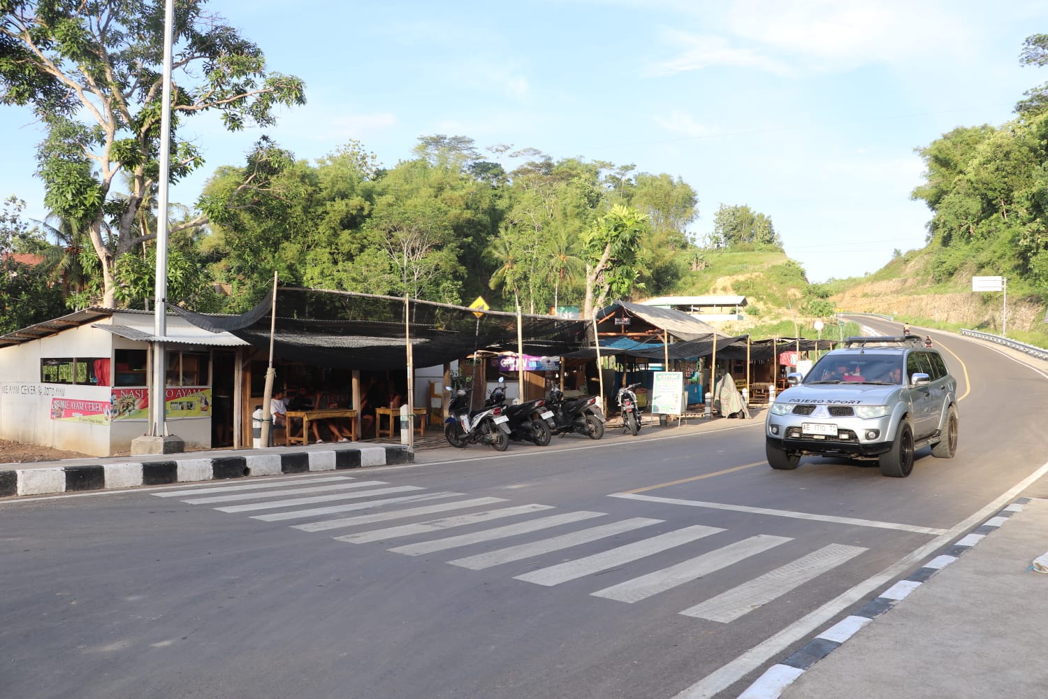 Santai ; Pengendara roda empat melewati  jalur lintas selatan (JLS) yang mengarah Pantai Tambakrejo dan Serang
