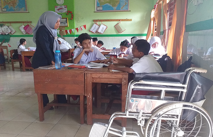 SEMANGAT BELAJAR: Seorang murid ABK mengikuti belajar di salah satu sekolah inklusi di Kota Blitar beberapa waktu lalu.
