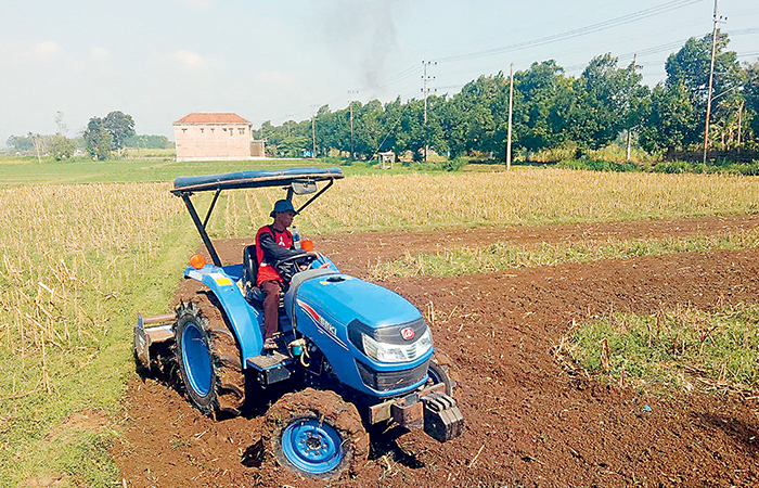 CANGGIH: Sorang petani sedang mengolah lahan pertaniannya menggunakan alsintan.