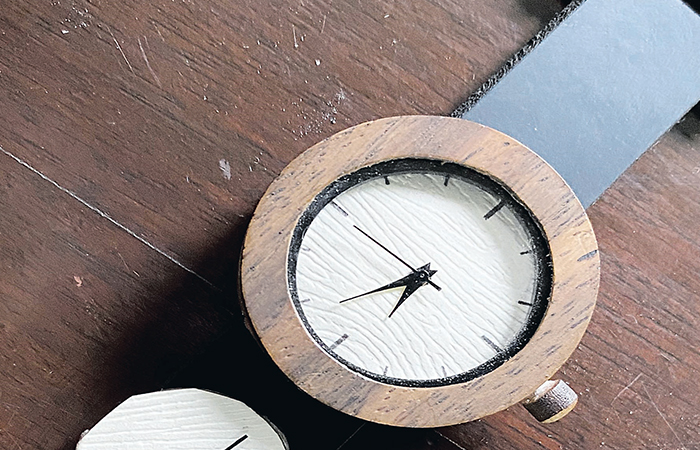 DIGANDRUNGI: Jam tangan kayu dengan desain persegi panjang bikinan Ryssa Putri warga Kelurahan Bendogerit, Kecamatan Sananwetan, ini diserbu pembeli saat perayaan hari besar.