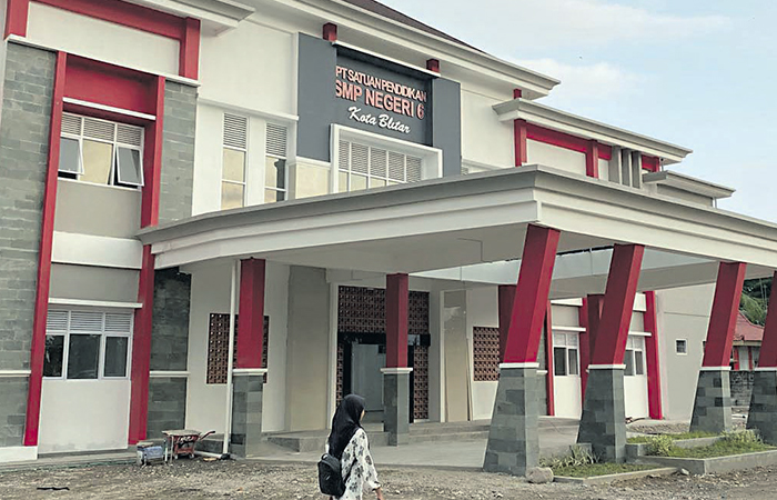 SEGERA DIBANGUN: Wajah baru SMPN 6 Blitar dalam masa relokasi di Jalan Pemuda Sumpono, Kecamatan Sananwetan, Kamis (10/1). Sekolah ini masih mendapat sentuhan pembangunan tahap kedua tahun ini.