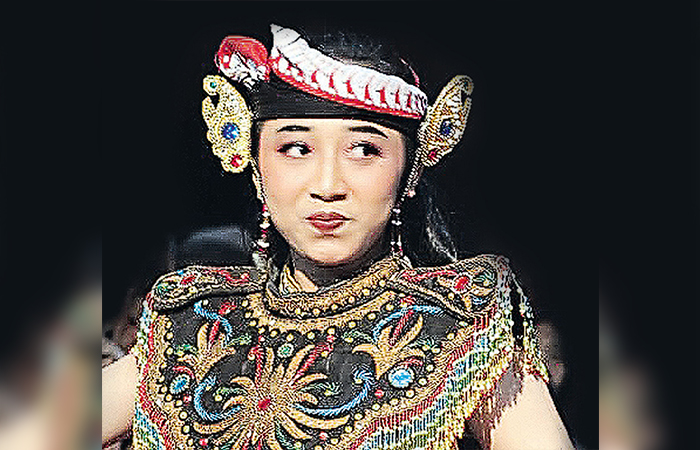 Penampilan Desmita ayu saat bermain jaranan