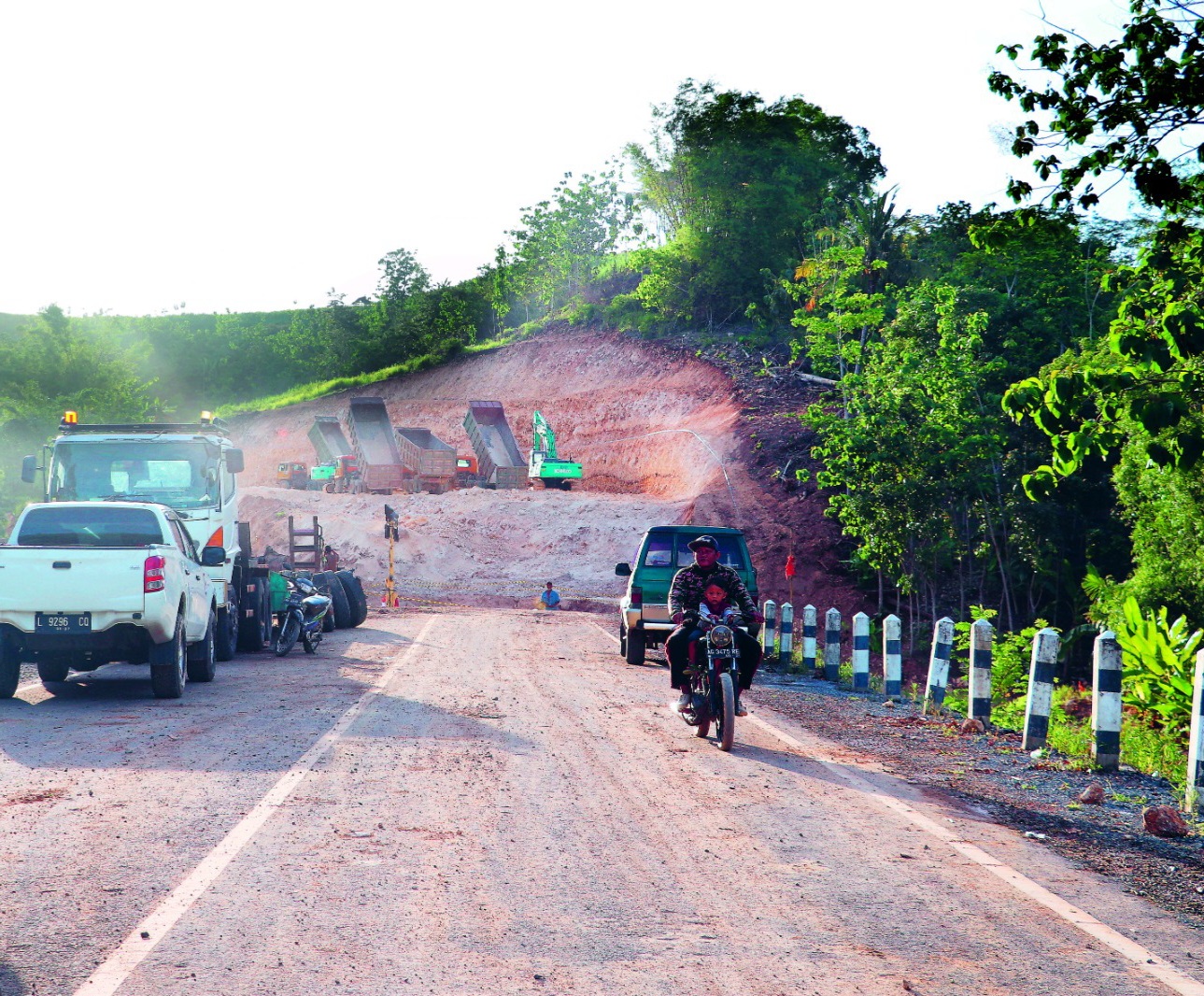 Harus Aman ; Petugas lapangan mengoperasikan alat-alat berat dalam proses pembangunan JLS lot 2 di Blitar Selatan.
