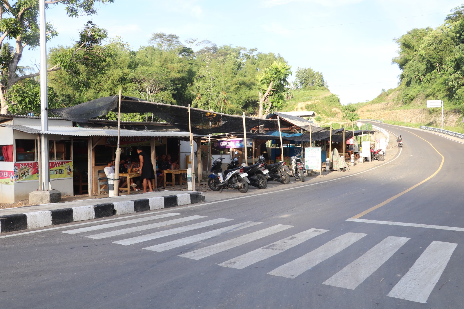 Istirahat ; Tampak lapak berjejer di jalur lintas selatan (JLS) Blitar.