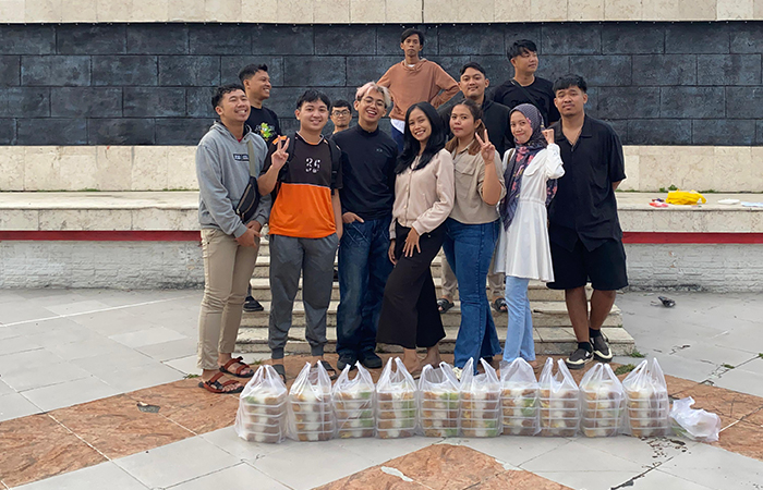 SOLID: Anggota komunitas berbagi nasi Blitar foto di depan TMP Raden Wijaya sebelum menggelar aksi beberapa waktu lalu.
