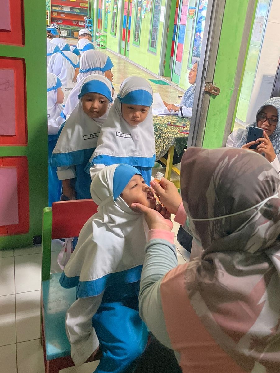 CEGAH VIRUS: Nakes memasukkan cairan imunisasi polio kepada salah satu anak TK di Kota Blitar, Senin (15/1/2024).