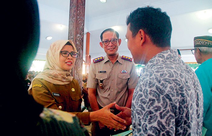 DILINDUNGI HUKUM: Bupati Blitar Rini Syarifah menyerahkan sertifikat program PTSL secara simbolis kepada 20 warga.