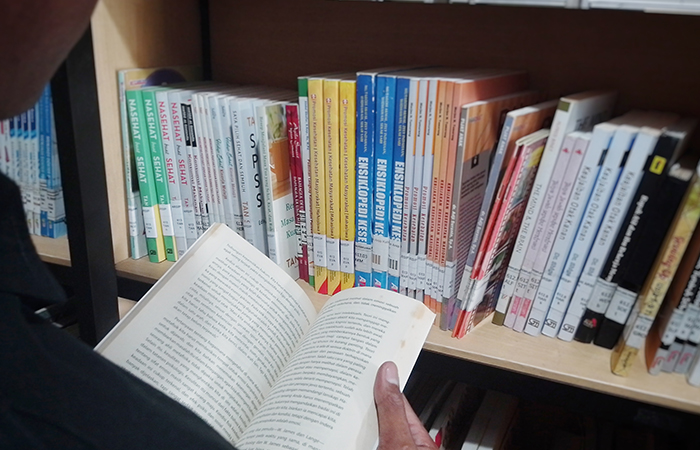 SERIUS: Pengunjung perpustakaan di dalam area Disperpusip Kabupaten Blitar.