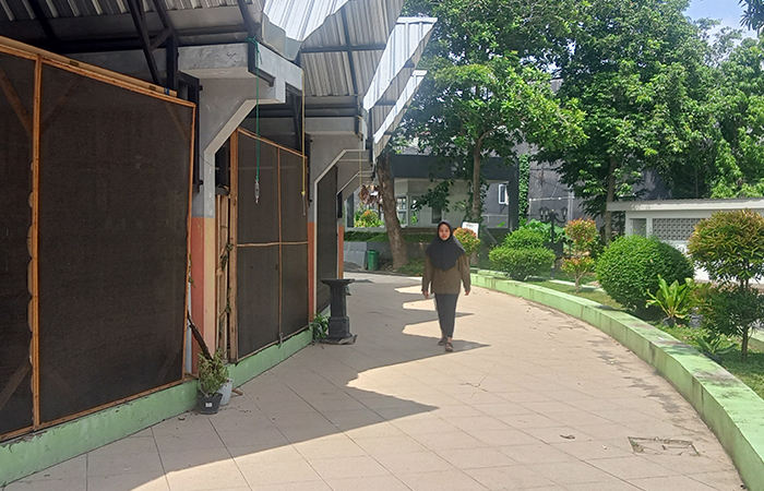 MINIM PEMINAT: Pengunjung Ruang Terbuka Hijau (RTH) Kanigoro berjalan di depan kios yang tampak sepi tanpa adanya aktifitas jual-beli.