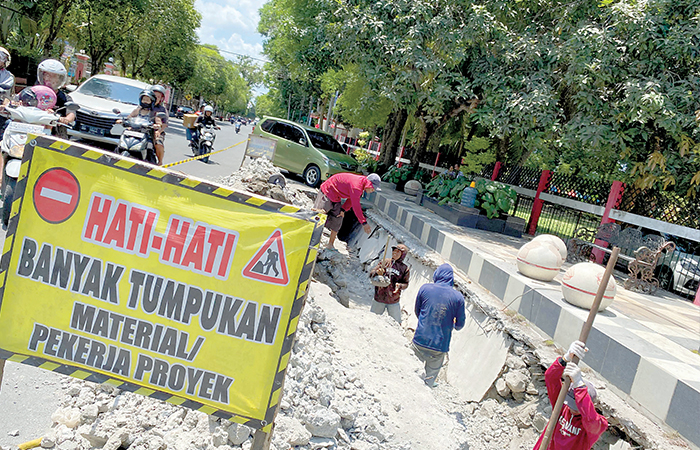 CAPTION: Sejumlah pekerja melakukan pembongkaran salah satu saluran drainase di depan Taman Kebonrojo, selasa (16/1).