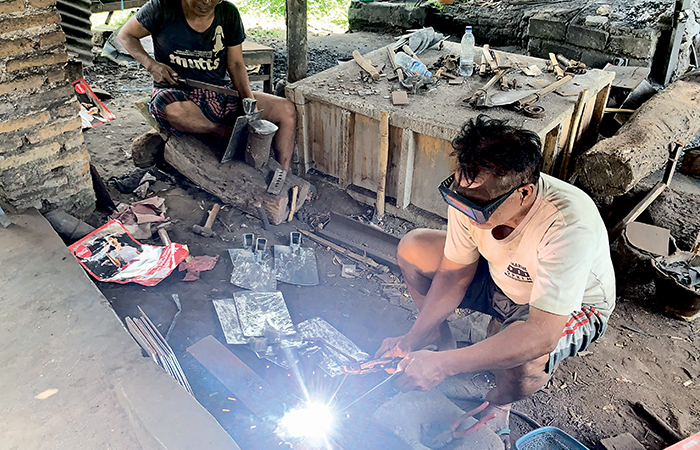 POTENSI: Sentra kerajinan pande besi di Kelurahan Gedog, Kecamatan Sananwetan, eksis hingga kini.