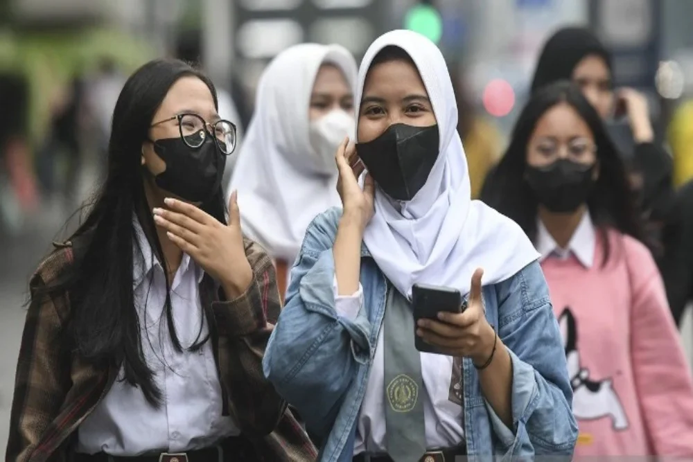Waspada ; Tampak pelajar masih mengenakan masker untuk antisipasi covid-19