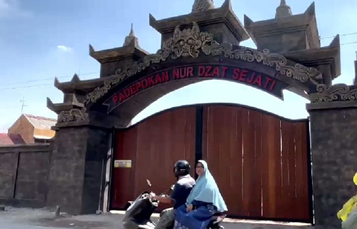 Gapura pondok gus samsudin