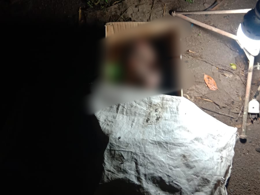 TAK PUNYA HATI: Bayi yang ditemukan di pekarangan rumah warga di Kelurahan Kauman, Kecamatan Srengat, Kabupaten Blitar, Jumat (19/1/2024).