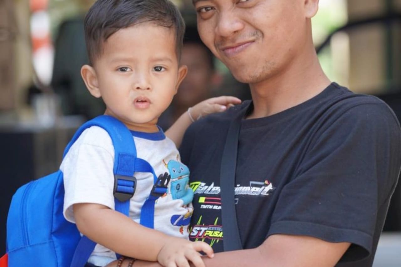 Gus novel yang tengah digendong anggota Sabilu Taubah Entertainment