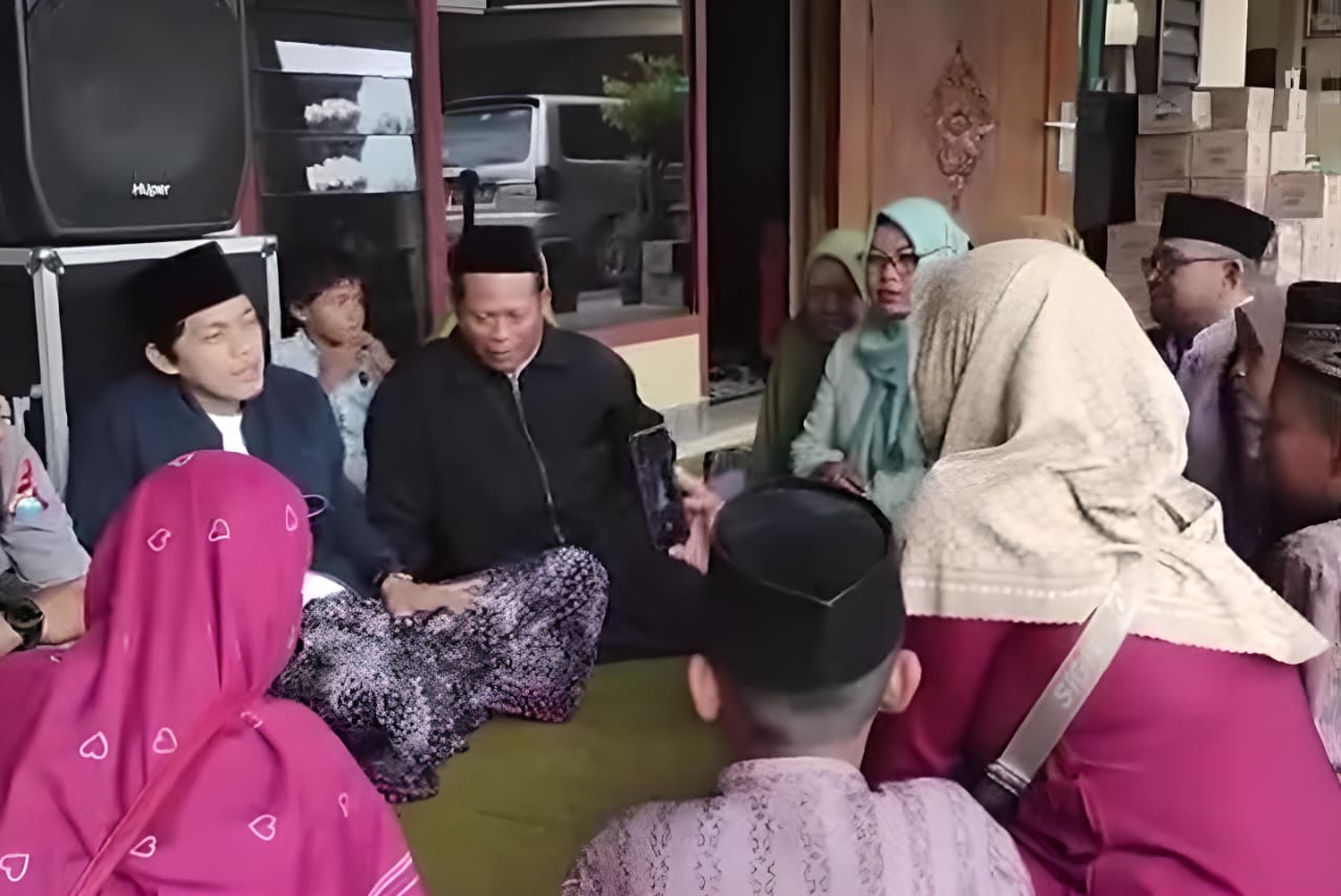 Gus Iqdam didatangi para tamu yang meminta mengisi pengajian di daerahnya.