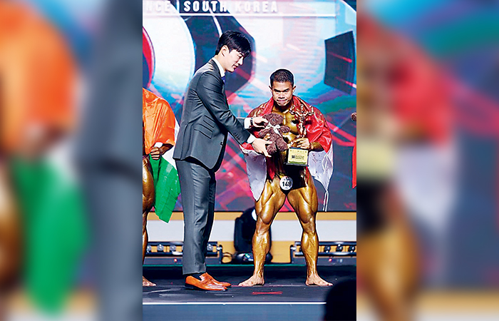 BEROTOT: Akbar Nur Azmi menerima trofi di salah satu ajang internasional di Korea Selatan.