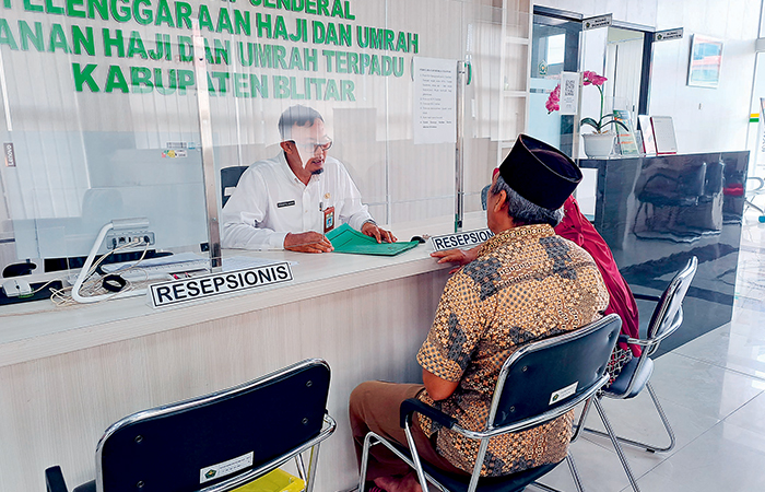 ADMINISTRATIF: Pasangan CJH melakukan konsultasi untuk pelunasan biaya haji di kantor Kemenag Kabupaten Blitar.