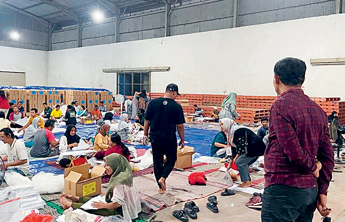 HATI-HATI: Petugas sortit lipat berupaya merampungkan target di bawah pengawasan anggota Bawaslu Kabupaten Blitar.