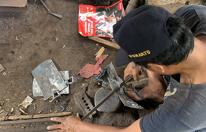 TRADISIONAL: Kerajinan pande besi untuk alat pertanian masih diminati hingga sekarang.