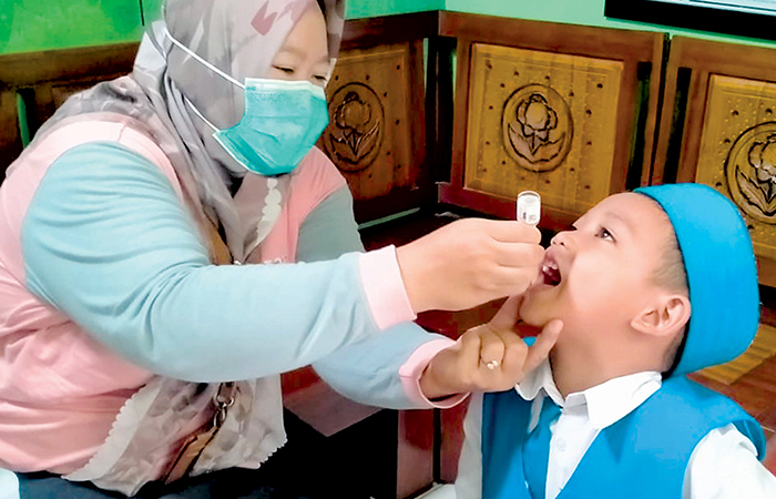 SIAP TETES: Seorang tenaga kesehatan meneteskan dosis imunisasi Sub PIN Polio kepada anak sasaran.
