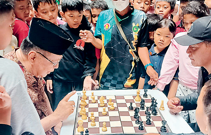 FAIRPLAY: Rektor Unisba Blitar Dr. H. Soebiantoro, M.Si dan Ketua IKA Unisba Blitar Mohamad Trijanto bermain catur sebagai simbol pembukaan Tournament Catur IKA Unisba Cup I 2024. Ketua IKA Unisba Bli