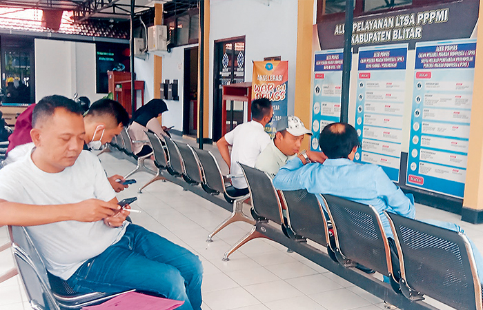 BERHARAP LOLOS: Beberapa calon pekerja migran mengantri pelayanan di kantor Disnaker Kabupaten Blitar.