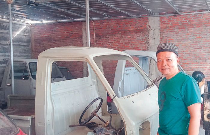 KOLEKSI KENDARAAN: Aris Siyam Wijayanto di antara kendaraan klasik yang ada di garasi miliknya.