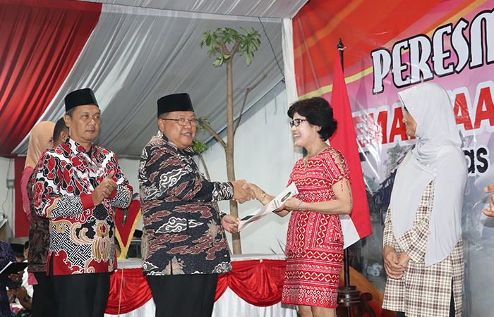SIAP DITEMPATI: Wali Kota Blitar Santoso menyerahkan SHP kios Pasar Templek kepada pedagang pada peresmian, rabu (24/1).
