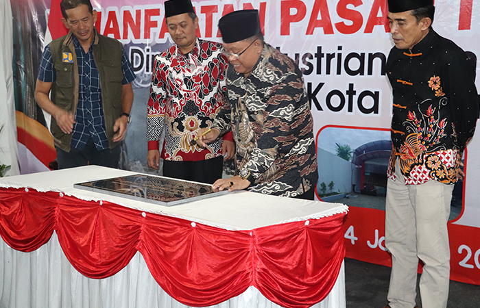 PASAR SEHAT: Wali kota menandatangani prasasti Pasar Templek anyar.