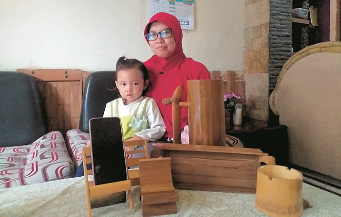 UNIK: Pristy menunjukkan beberapa koleksi kerajinan bambu produksinya bersama suami.