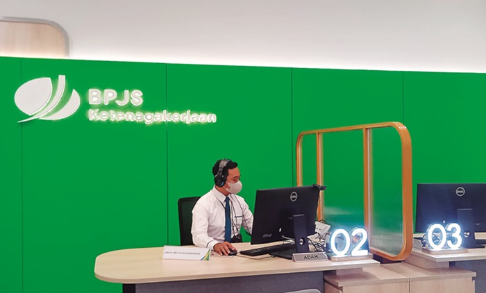 PELAYANAN: Customer service BPJS Ketenagakerjaan sedang melayani pelanggan melalui media telepon.