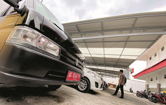 INVENTARIS: Sejumlah unit mobil dinas sebagai penunjang operasional instansi berderet di belakang kantor BPKAD Kota Blitar, Kamis (25/1).