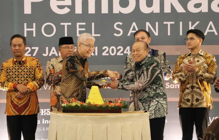 WUJUD SYUKUR: Founder PT Bumi Artha Mas, Susilo Prabowo, menyerahkan potongan tumpeng sebagai simbolis Grand Opening Hotel Santika Blitar kepada Direktur Utama PT Grahawita Santika, Johanes Widjaja.