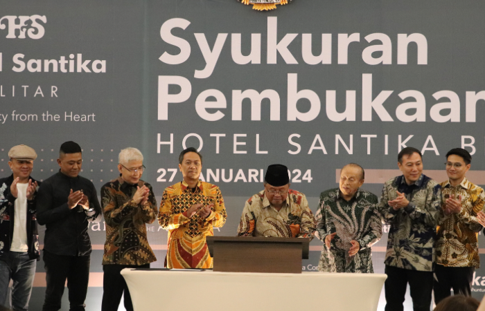 RESMI DIBUKA: Wali Kota Blitar Santoso didampingi Founder PT Bumi Artha Mas, Susilo Prabowo, menandatangani prasasti sebagai tanda peresmian Hotel  Santika Blitar, Sabtu(27/1/2024).